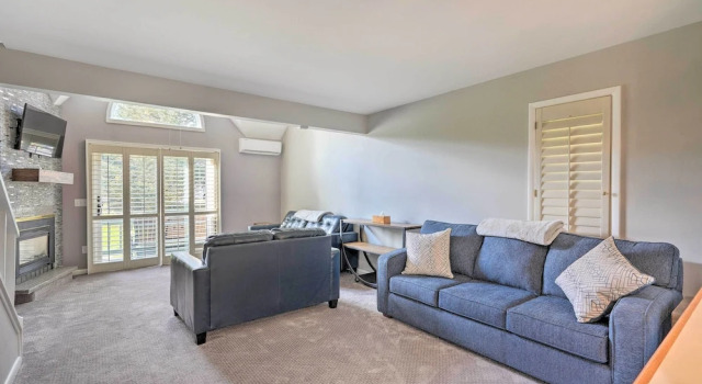 Ellicottville Townhome ~ Half Mi to Slopes!, Buchen Sie Ferienwohnung Ellicottville 