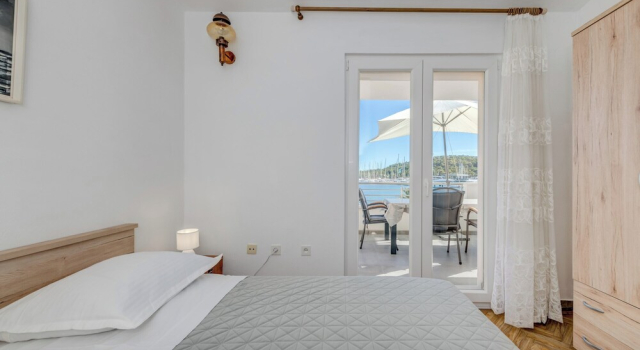Seafront apartments Marija with terrace and mooring