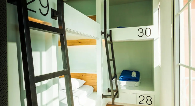 Кровать в общем номере Travel Light Hostel Pattaya