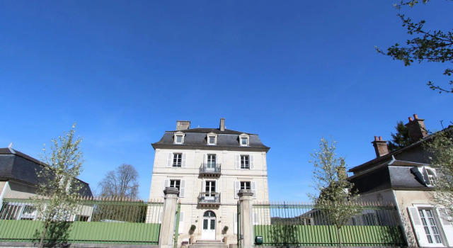 Heritage Castle in Bar-sur-Seine near River