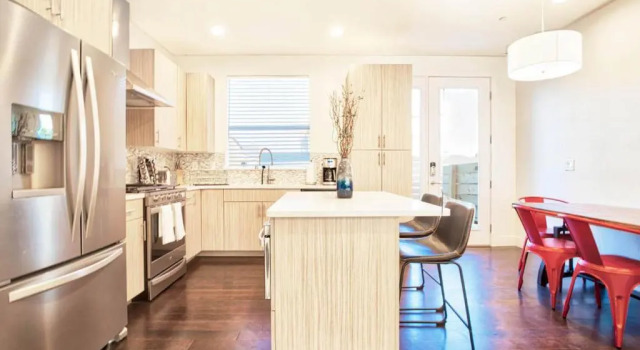 Beautiful 3 Bedroom Townhouse in Old Town North, Brewery District, Rezerwuj Hotel Hotele w Fort Collins z parkingiem, Parking