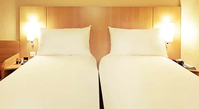 Кровать в общем номере Ibis Évry-Courcouronnes