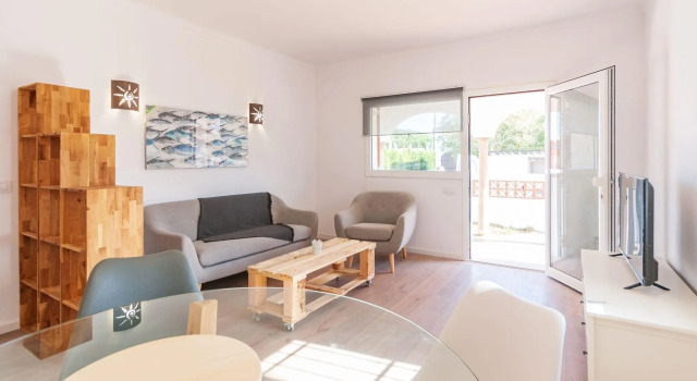 Lovely Holiday Home in l'Escala with Fenced Garden