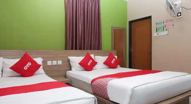 Люкс Premium Super OYO 89930 Golden Guest House