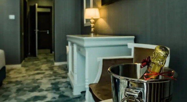 Hotel Carpat Inn, Rezervovat Hotel Hotely v Prahova s bazénem, Bazén