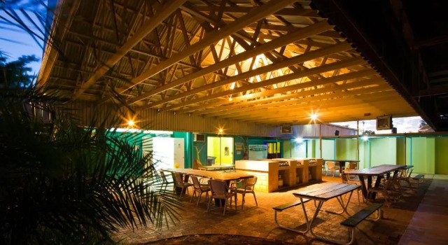 Кровать в общем номере Potshot Hotel Resort