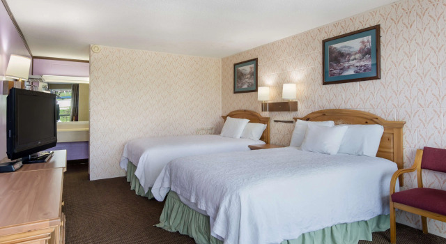 Четырёхместный номер Standard с балконом Americas Best Value Inn Wytheville