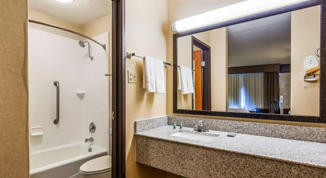 Четырёхместный номер Standard Best Western Northgate Inn
