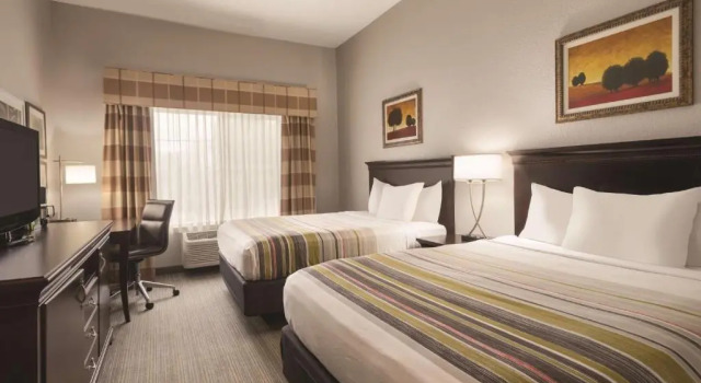 Четырёхместный номер Standard Country Inn & Suites by Radisson, West Bend, WI
