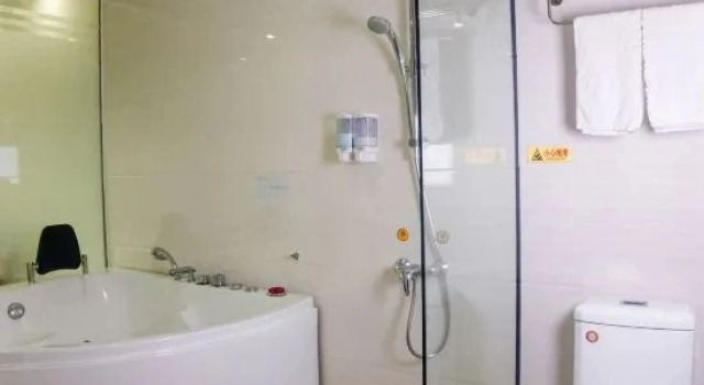 Двухместный люкс Long Zhou Hotel