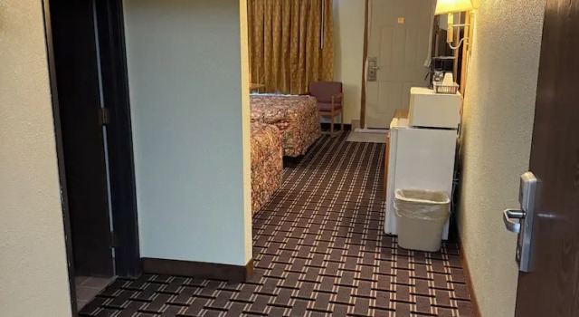 Четырёхместный номер Deluxe Peddlers Inn Motel
