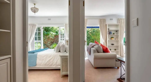 Beautiful 2 bed cottage along Constantia Wine route with pool, Забронировать Дом для отпуска Коттеджи Константия, рядом с Constantia Village, Коттедж
