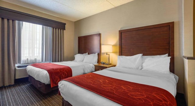 Четырёхместный люкс Comfort Suites Green Bay West