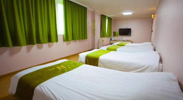 Четырёхместный номер Standard Jeju R Hotel & Guesthouse