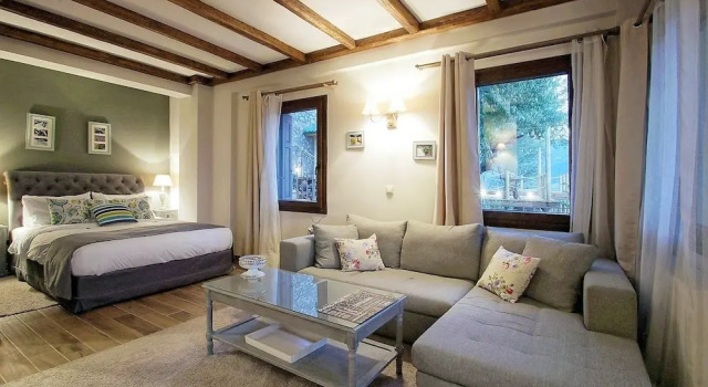 Люкс Deluxe AlmondHouse Suites with Fireplace