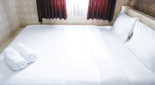 Camera Standard Pool View 2BR Mutiara Bekasi Apartment