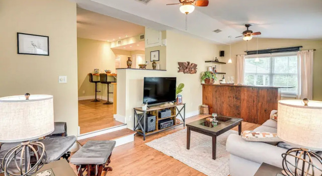 Коттедж 1 Block to Crescent Lake: Charming Home w/ Porch!