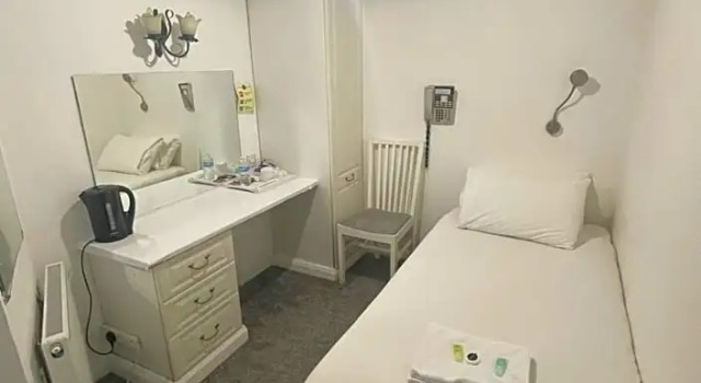 Одноместный номер Standard Manor Hotel