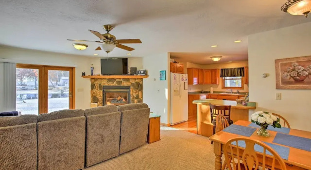 Cozy Riverfront Home w/ Fire Pit in Houghton Lake!, Varaa Lomakoti Houghton Lake Michigan