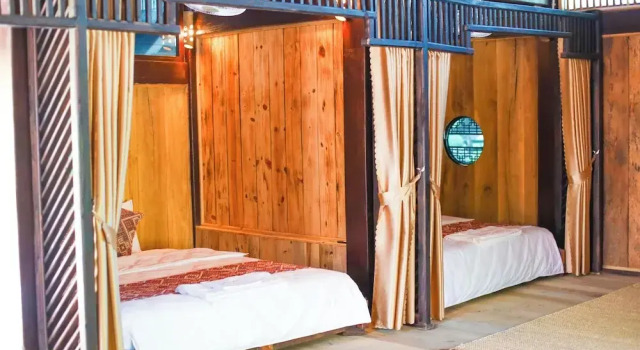 Кровать в общем номере с видом на бассейн HaGiang Go Ecolodge