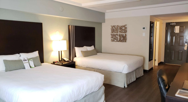 Четырёхместный номер Standard Coast Kamloops Hotel & Conference Centre
