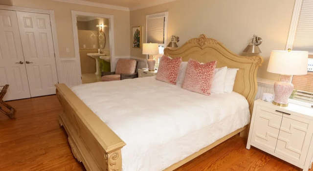 Люкс c 1 комнатой с видом на воду The Burrus House Inn Waterfront Suites