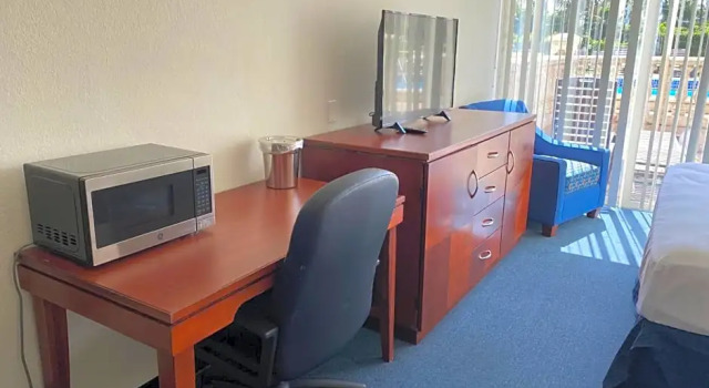 Двухместный люкс с балконом Miami Gardens Inn & Suites