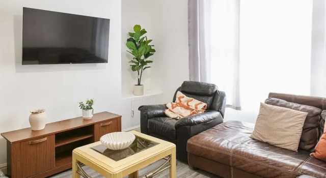 Host Stay Bishop House