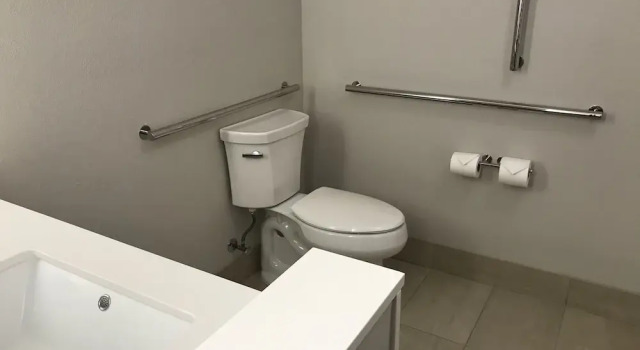 Четырёхместный номер Standard Holiday Inn Express & Suites Hannibal - Medical Center by IHG