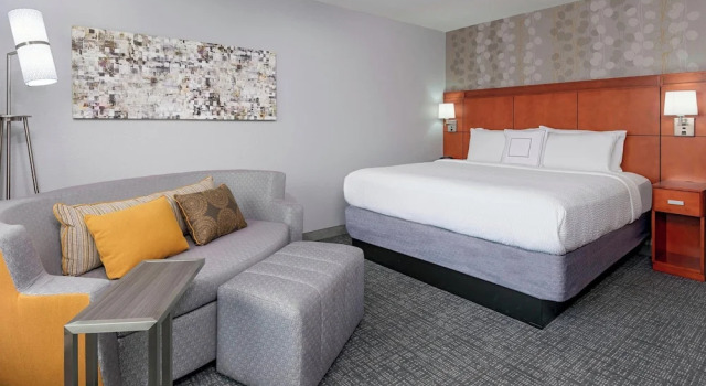 Двухместный номер Standard Courtyard Fort Wayne Downtown at Grand Wayne Convention Center