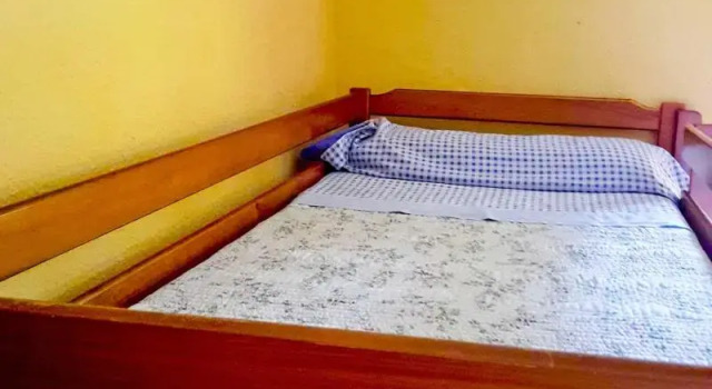 Кровать в общем номере SURFtoLIVE House