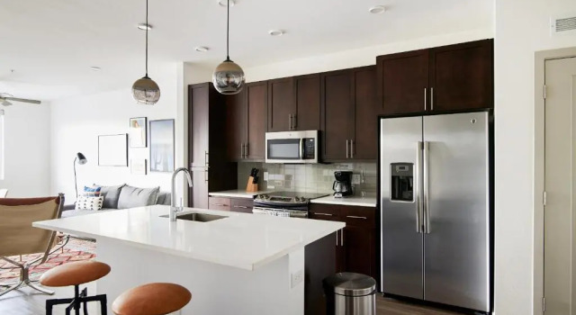 Люкс Lovely Midtown Suites by Sonder