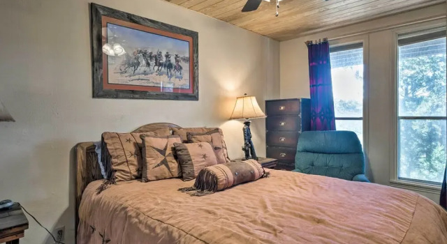 Кровать в общем номере с 6 комнатами Lavish Ruidoso Condo w/ 2 Private Decks & Hot Tub!