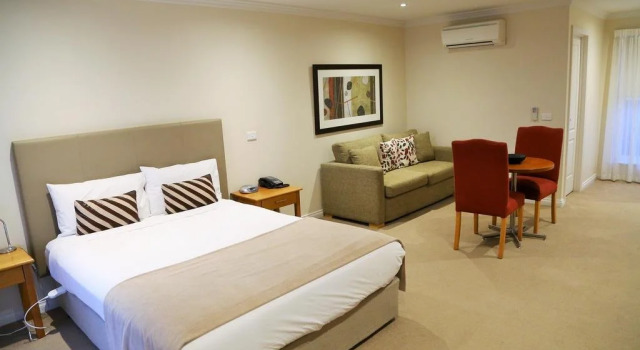 Allansford Hotel Motel, Book Motel  
