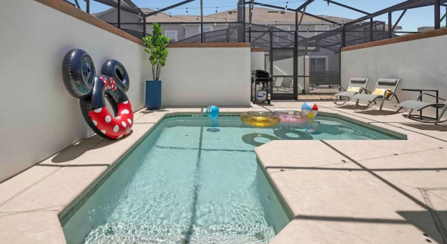 Stylish 4BR Pool Townhome Storey Lake, Varaa Huoneisto Kissimmee Kissimmee