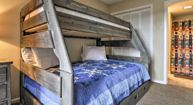 1 Mi to Granby Ranch: Cozy Condo w/ Fireplace
