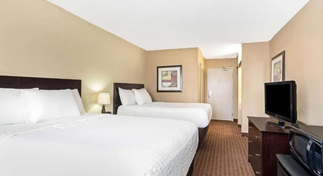 Четырёхместный номер Standard AmericInn by Wyndham Casper Event Center Area