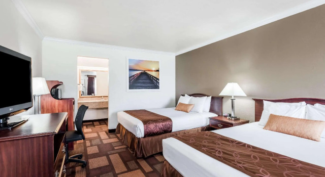 Четырёхместный номер Standard Days Inn & Suites by Wyndham Lodi