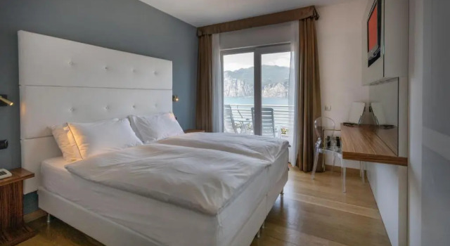 Трёхместный номер Superior с балконом и с видом на озеро Hotel Capri