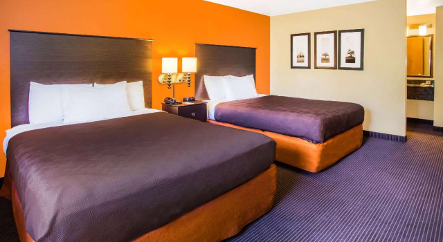 Четырёхместный номер Standard AmericInn by Wyndham Menomonie