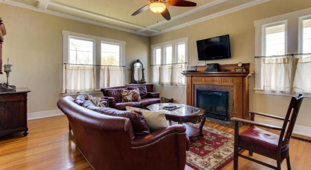 Travis Street, Забронировать Отель Фредериксберг Texas Wine Country, рядом с Театр Rockbox