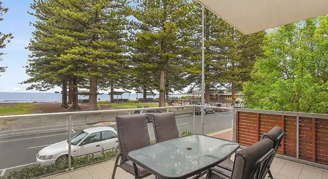 Апартаменты Breeze Beachfront Apartment no 1 - First Floor