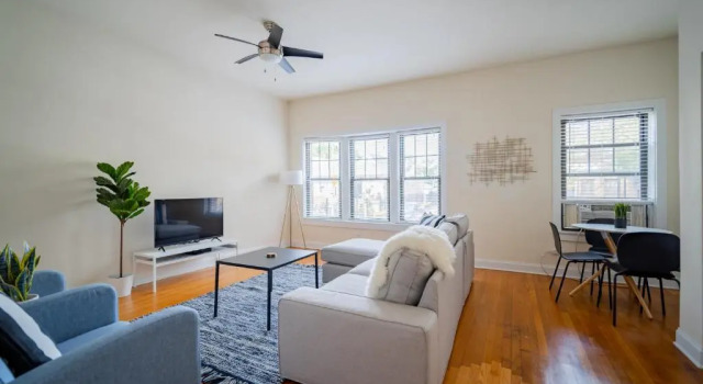 Classy 3BR 2BA Logan Square Apt with Free Parking