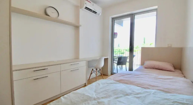2bd New Dobrota Apt with Bay Views, Book Hotel Hoteller i Kotor Riviera med parkering, Parkering