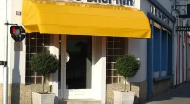 Hôtel Le Dauphin, Забронировать Отель Сен-Назер Loire-Atlantique, рядом с Центр ветроэнергетики EOL в городе Сен-Назер