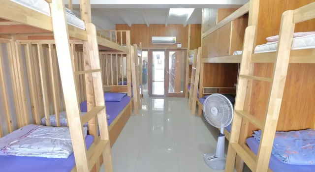 Кровать в общем номере Saen Sabai Hostel