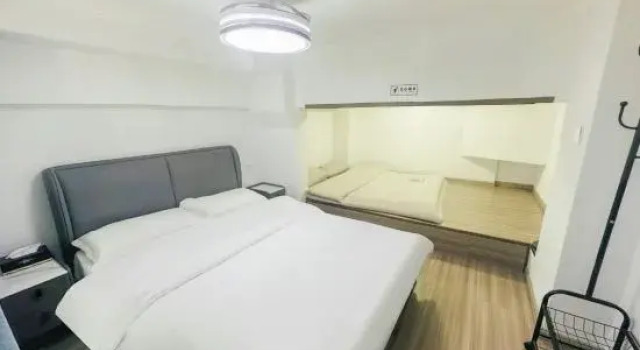 Люкс с 2 комнатами Yijiu Apartment (Kunming Railway Station Shuangqiao Night Market Style Street)