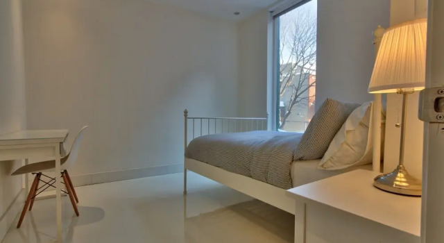 Modern 2BR in Trendy Plateau by Namastay, Rezervasyon Otel Plateau Mont Royal Montreal, Complexe Desjardins yakınında