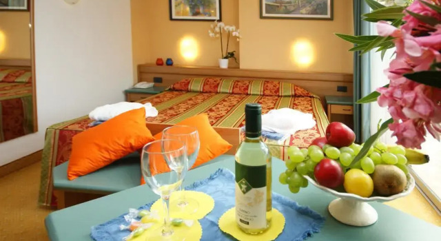 Трёхместный номер Standard Ambassador Suite Hotel