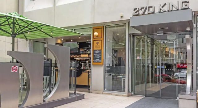 Melbourne CBD 2BR Apt With Pool & Gym Access, Забронировать Апартаменты/квартира Мельбурн Melbourne Region, рядом с Federal Court of Australia